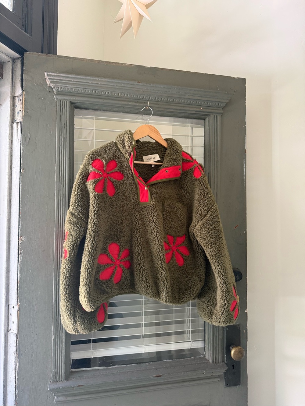 The Great Patch Pocket Countryside Pullover with Daisy Appliqué - Picture 2 of 6